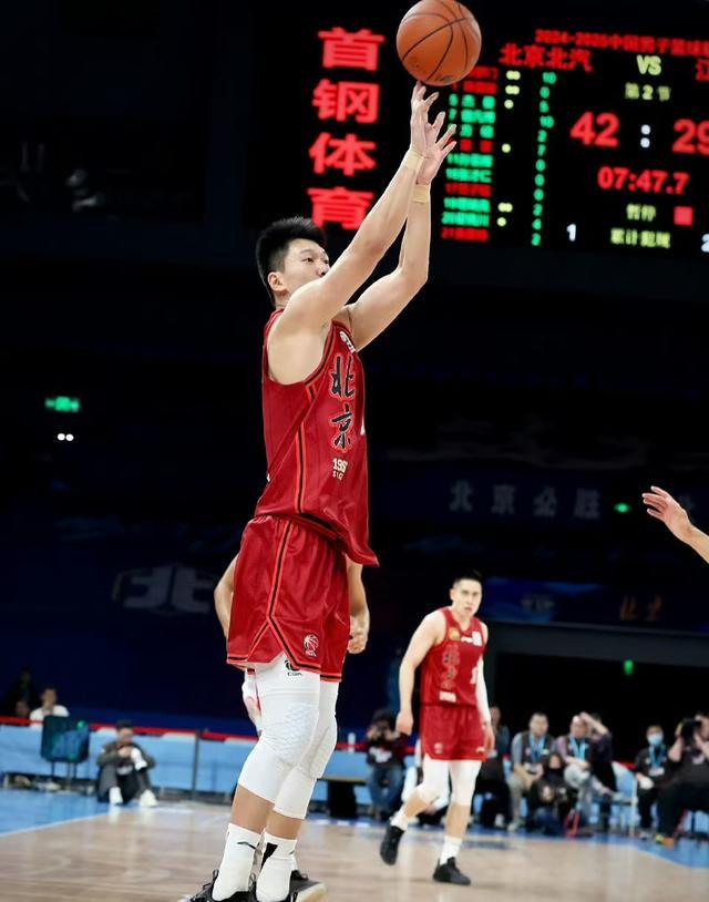 包含北京首钢重逢冤家，大胜对手，夺冠在望的词条